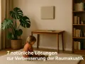 Ein Kind sitzt auf einem Teppich vor einem Schreibtisch. Eine Monstera-Pflanze und ein Bücherregal sind im Raum zu sehen. Eine Wandplatte hilft, Schall zu schlucken.