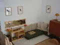 Ein gemütliches Montessori Kinderzimmer mit Spielzeug, Büchern und einer Kuschelecke.