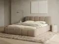 Ein gemütliches Polsterbett mit gestepptem Kopfteil und Sockel, umgeben von einem flauschigen Teppich. Perfekt für erholsamen Schlaf.