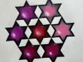 Sieben Sterne in Lila-, Rot- und Rosatönen bilden ein Muster, das an einen tri hexagon erinnert.