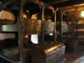 Alte Holzbetten mit Truhen. Wer hat das Bett erfunden? Wahrscheinlich jemand, der es leid war, auf dem Boden zu schlafen.