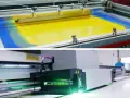 Oben: Siebdruck mit gelber Farbe auf blauem Untergrund. Unten: moderner Digitaldrucker mit grüner Beleuchtung.