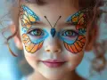 Ein Kind mit einem funkelnden Schmetterling Muster im Gesicht. Die Flügel sind orange und blau, mit Glitzer verziert.
