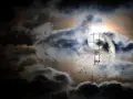 Ein Kind schaukelt am abnehmenden Mond, umgeben von Wolken. Ein Traum vom Schlaf.