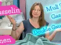 Frau erklärt den **double gauze musselin unterschied** beim Nähen.