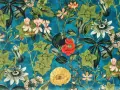 Stoffe mit einem üppigen, vintage Blumenmuster auf petrolblauem Grund. Grüne Blätter und Blüten in Rot, Rosa, Orange und Gelb.