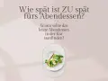 Wie lange vor dem schlafen nichts essen? Ein Avocado-Toast mit pochiertem Ei und Spinat auf einem Teller.