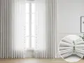 Weiße Vorhänge mit Clips, um zu lange Gardinen zu bändigen. Ein Detail zeigt, wie die Clips die Stofffalten zusammenhalten.