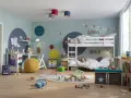 Kinderzimmer mit Etagenbett, Spielzeug und Gardinen mit **Polka Dots**.