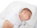 Mann schläft tief und fest, egal ob er flach oder hoch liegt. Sein Schnarchen ist leise.