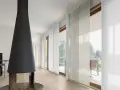 Moderne Wohnung mit Kamin und weißen Schiebegardinen, die für ein helles Ambiente sorgen. Ideal für alle, die ihre Schiebegardinen waschen möchten.