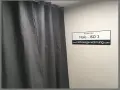 Grauer Schallschutzvorhang im Test. Ein Schild mit "Produkt-Test Hofa - ISO 3" und "www.hellhoerige-wohnung.com" hängt an der Wand.