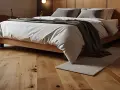 Ein gemütliches Schlafzimmer mit einem Holzbett und einem warmen, natürlichen **bodenbelag schlafzimmer** im Fischgrätmuster.