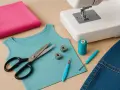 Nähutensilien liegen bereit: Stoffe, Schere, Nähmaschine und Garn. Perfekt für einen neuen Jersey-Stich.