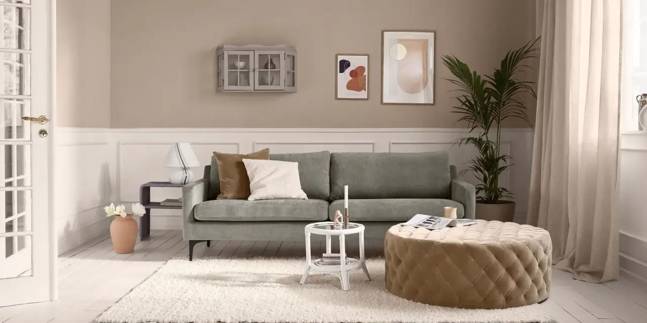 Beige Vorhänge schaffen eine warme, einladende Atmosphäre. Die sanfte **vorhang farbe wirkung** harmoniert mit dem Sofa und dem Teppich.