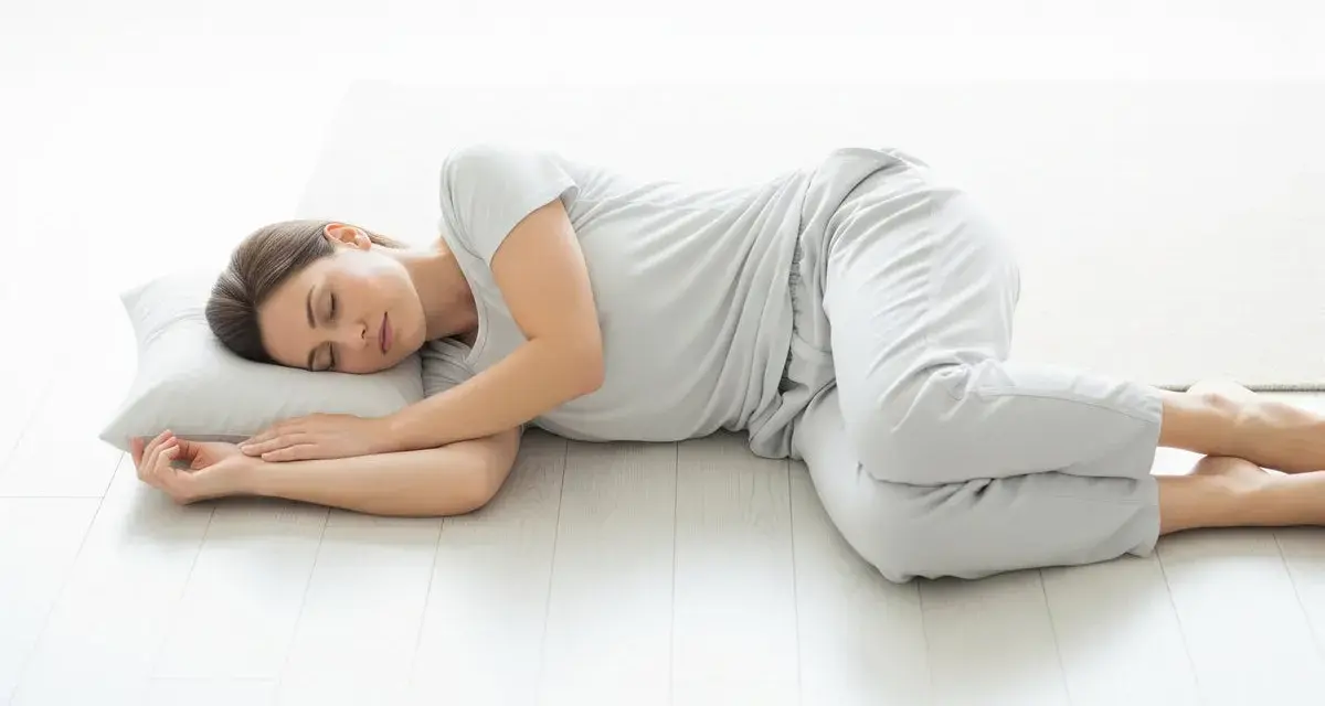 Frau schläft auf dem Boden, Seitenlage. Auf dem Boden schlafen gesund und erholsam.