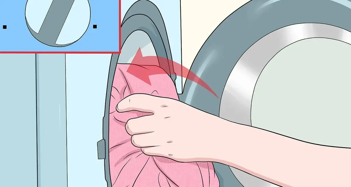 Hand lädt rosa Kleidung in die Waschmaschine. Das Programm "Sanft" ist ausgewählt, damit Viskose richtig gewaschen wird.