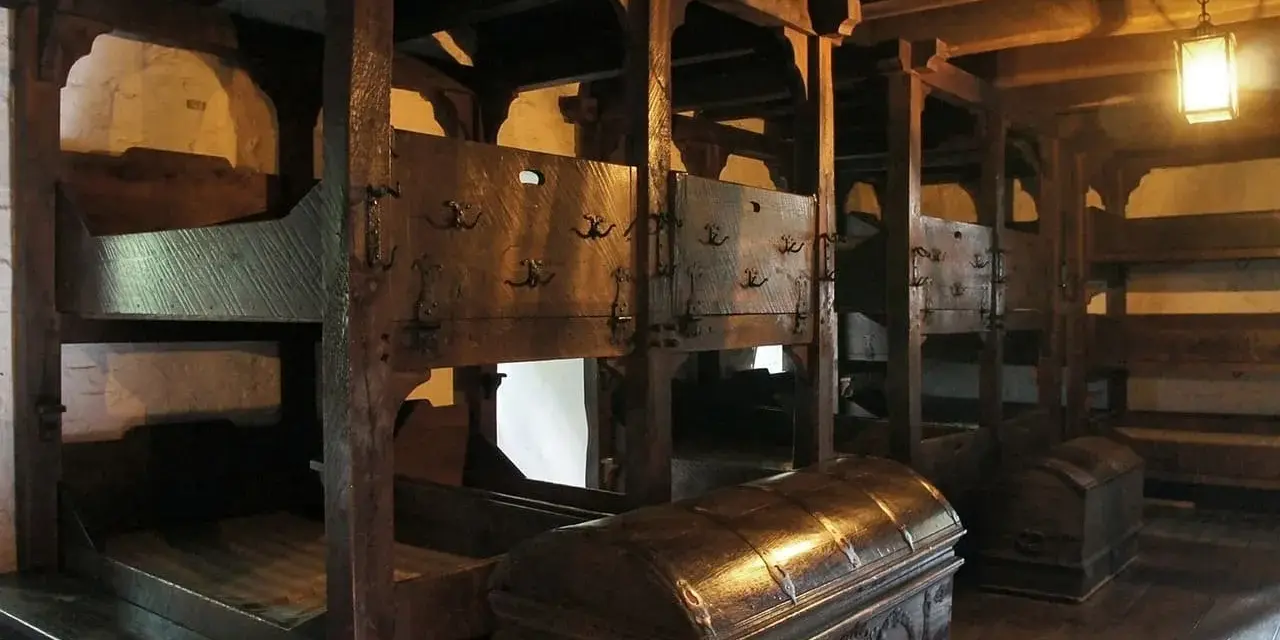 Alte Holzbetten mit Truhen. Wer hat das Bett erfunden? Wahrscheinlich jemand, der es leid war, auf dem Boden zu schlafen.