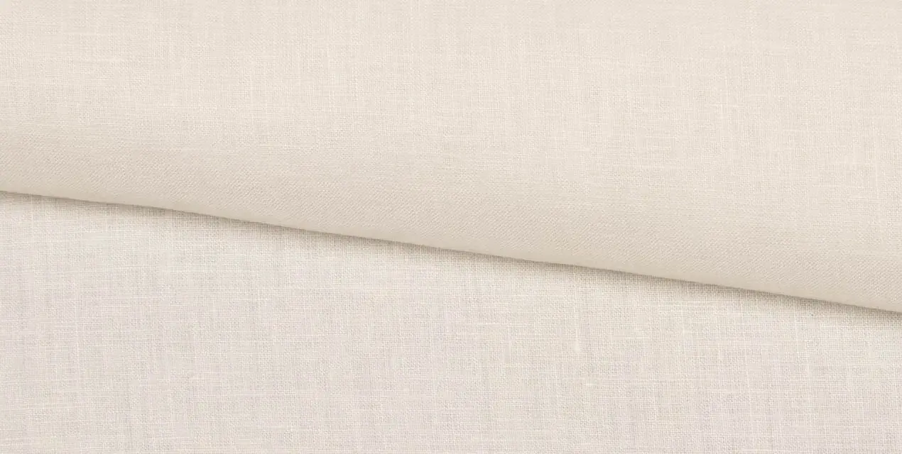 Ein hellbeiger Stoff mit feiner Webstruktur. Das ist Musselin, leicht und atmungsaktiv, perfekt für Kleidung und Babyartikel.