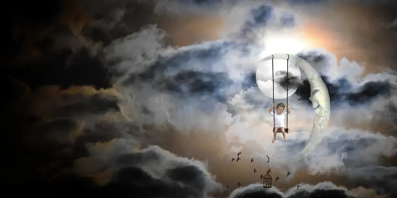 Ein Kind schaukelt am abnehmenden Mond, umgeben von Wolken. Ein Traum vom Schlaf.