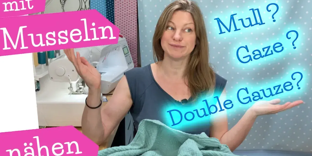 Frau erklärt den **double gauze musselin unterschied** beim Nähen.