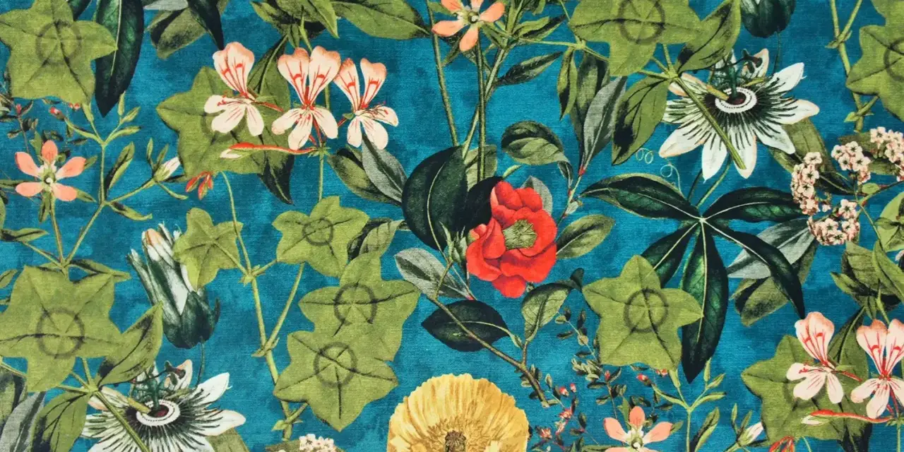 Stoffe mit einem üppigen, vintage Blumenmuster auf petrolblauem Grund. Grüne Blätter und Blüten in Rot, Rosa, Orange und Gelb.