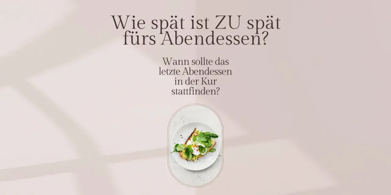 Wie lange vor dem schlafen nichts essen? Ein Avocado-Toast mit pochiertem Ei und Spinat auf einem Teller.