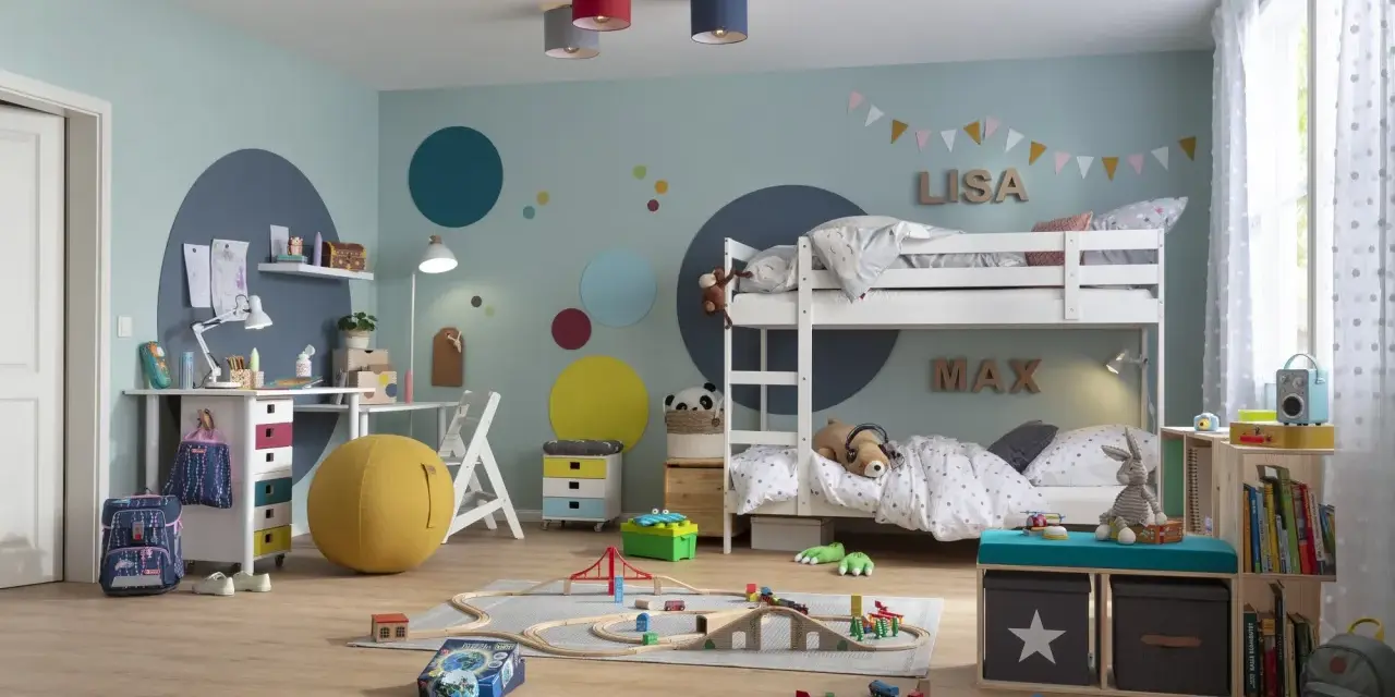 Kinderzimmer mit Etagenbett, Spielzeug und Gardinen mit **Polka Dots**.