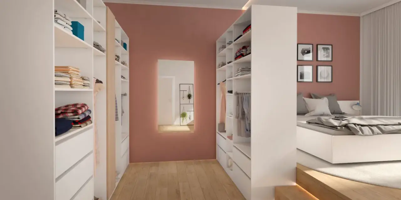 Ein moderner begehbarer Kleiderschrank, der sich gut zum selber bauen eignet. Offene Regale und Schubladen bieten viel Stauraum für Kleidung.