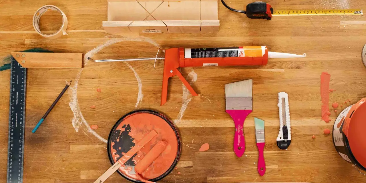 Werkzeuge für Malerarbeiten: Acryl, Stoff, Klebeband und Farbe, die zu schwitzen scheint.