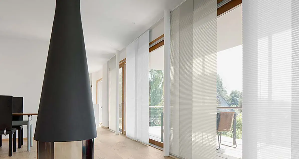 Moderne Wohnung mit Kamin und weißen Schiebegardinen, die für ein helles Ambiente sorgen. Ideal für alle, die ihre Schiebegardinen waschen möchten.