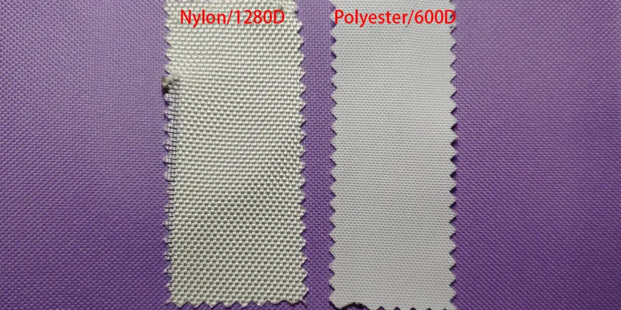 Zwei Stoffproben, Nylon/1280D und Polyester/600D, liegen nebeneinander auf lila Untergrund.