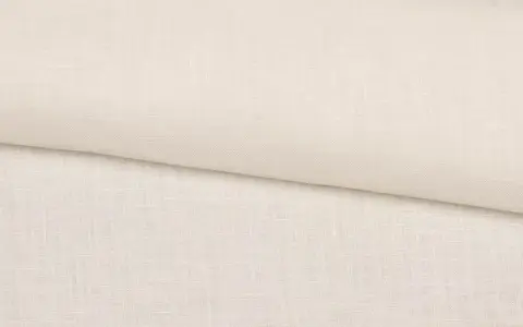 Ein hellbeiger Stoff mit feiner Webstruktur. Das ist Musselin, leicht und atmungsaktiv, perfekt für Kleidung und Babyartikel.