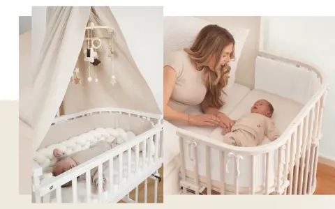 Ein Babybett neben dem Elternbett. Ein süßer Säugling schläft friedlich, während eine Mutter ihr Neugeborenes im Arm hält.