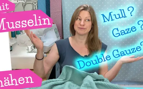 Frau erklärt den **double gauze musselin unterschied** beim Nähen.