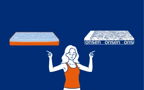Frau wählt zwischen zwei Matratzen. Eine zeigt Wasserflecken, was auf Nachteile einer Latexmatratze hindeuten könnte. Die andere ist mit "onsen" bedruckt.