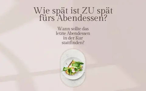 Wie lange vor dem schlafen nichts essen? Ein Avocado-Toast mit pochiertem Ei und Spinat auf einem Teller.