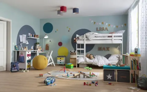 Kinderzimmer mit Etagenbett, Spielzeug und Gardinen mit **Polka Dots**.