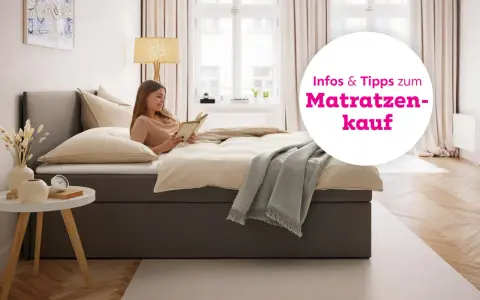 Frau liest Buch im Bett. Infos & Tipps zum Matratzenkauf.