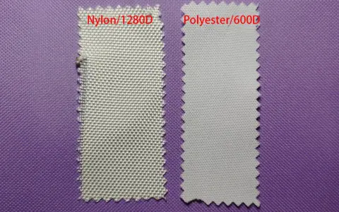 Zwei Stoffproben, Nylon/1280D und Polyester/600D, liegen nebeneinander auf lila Untergrund.