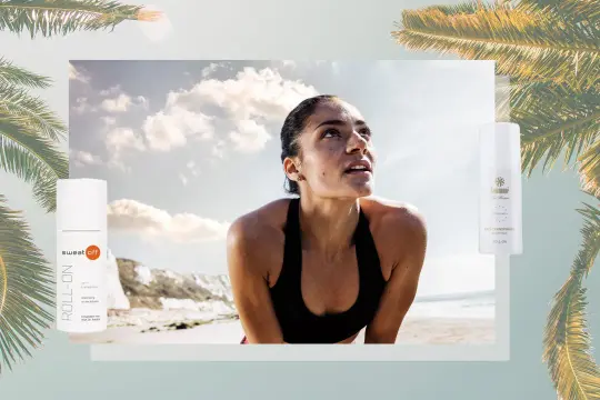 Sportlerin schwitzt, aber dank des Roll-Ons aus dem Acetat-Stoff bleibt sie frisch. Palmen und Strand im Hintergrund.