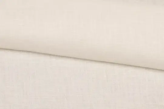 Ein hellbeiger Stoff mit feiner Webstruktur. Das ist Musselin, leicht und atmungsaktiv, perfekt für Kleidung und Babyartikel.