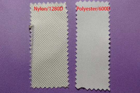 Zwei Stoffproben, Nylon/1280D und Polyester/600D, liegen nebeneinander auf lila Untergrund.