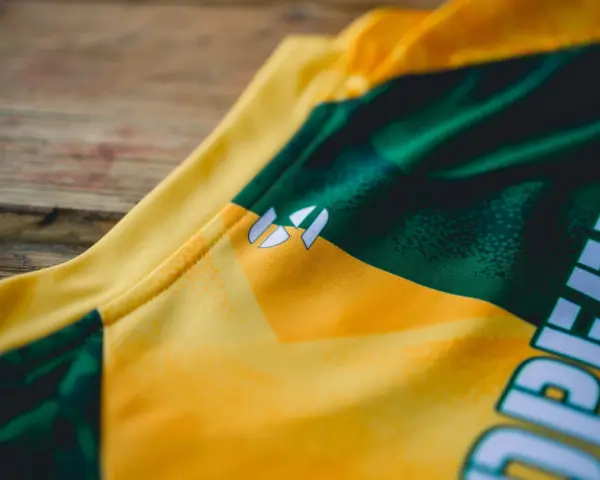 Nahaufnahme eines gelb-grünen **jersey polyester** mit einem weißen Logo.
