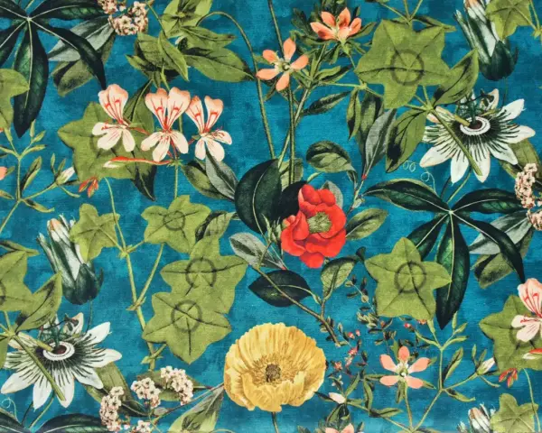 Stoffe mit einem üppigen, vintage Blumenmuster auf petrolblauem Grund. Grüne Blätter und Blüten in Rot, Rosa, Orange und Gelb.