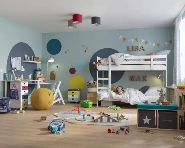 Kinderzimmer mit Etagenbett, Spielzeug und Gardinen mit **Polka Dots**.