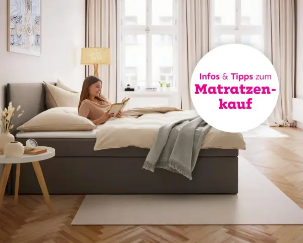 Frau liest Buch im Bett. Infos & Tipps zum Matratzenkauf.