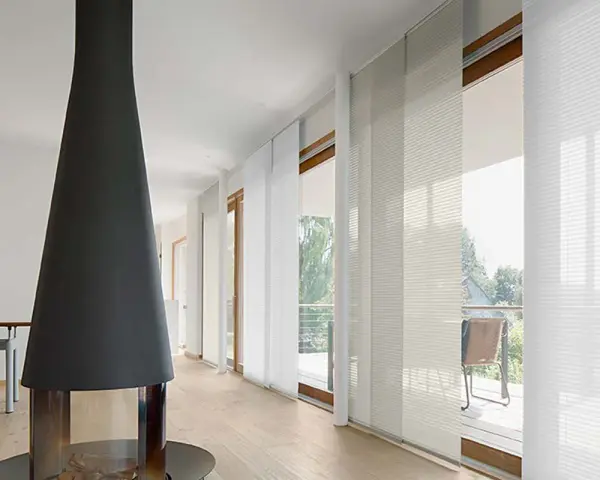 Moderne Wohnung mit Kamin und weißen Schiebegardinen, die für ein helles Ambiente sorgen. Ideal für alle, die ihre Schiebegardinen waschen möchten.