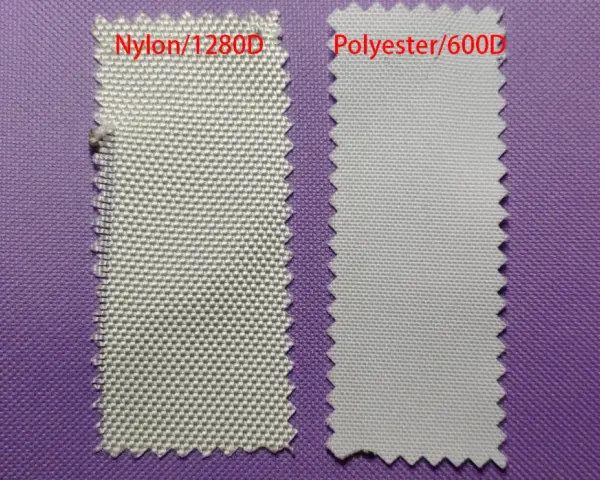 Zwei Stoffproben, Nylon/1280D und Polyester/600D, liegen nebeneinander auf lila Untergrund.