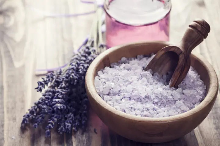 Lavendel und Kristallsalz in einer Holzschale, perfekt zum **Badesalz selber machen** für entspannende Momente.